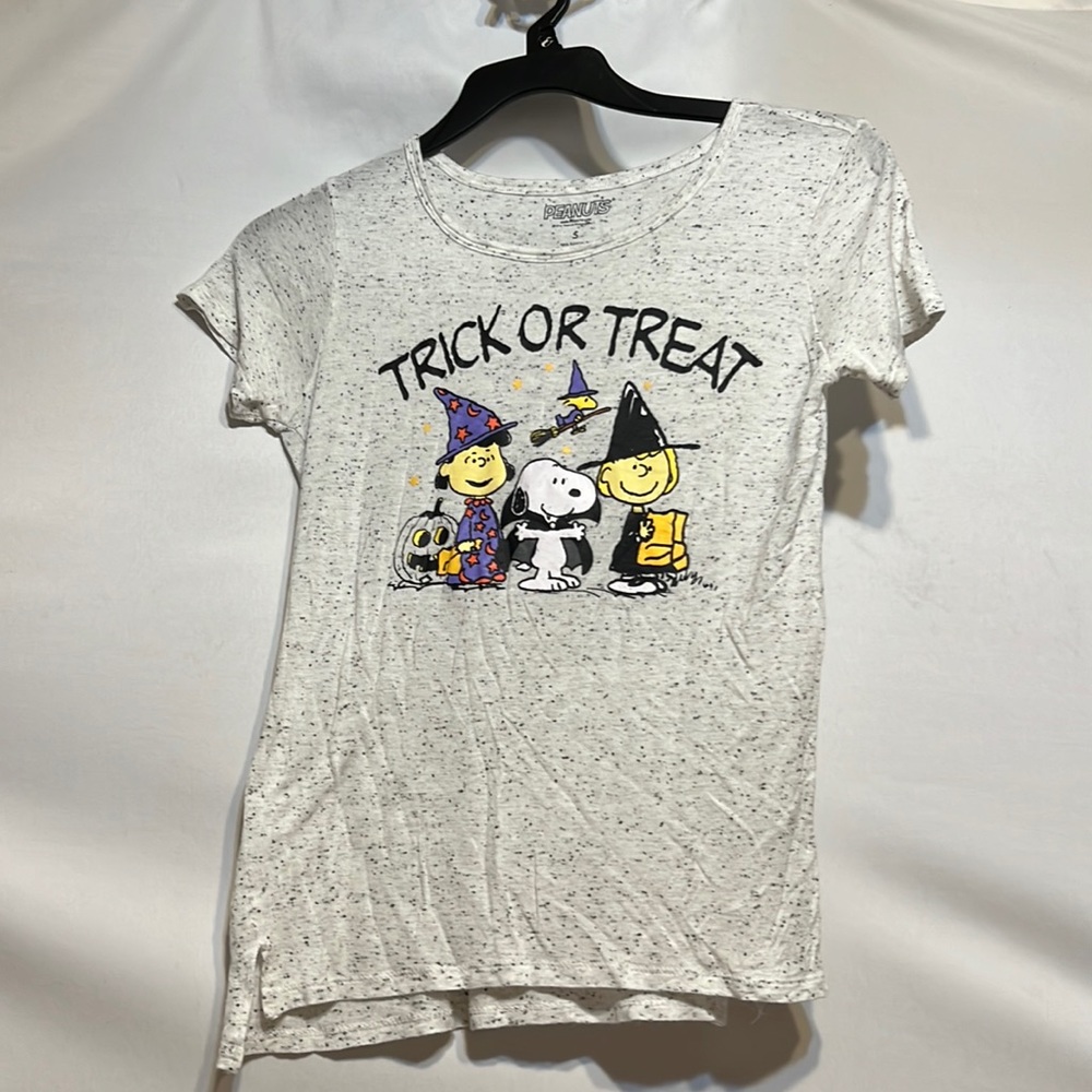 Peanuts Halloween shirt with print on front